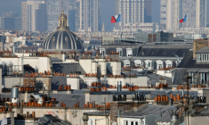 Les toits en zinc de Paris, dans le quartier de l'Institut de France, dans le 6e arrondissement, le 10 avril 2025 ( AFP / Ludovic MARIN )