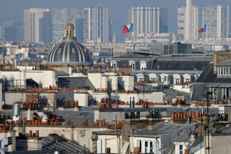 Les toits en zinc de Paris, dans le quartier de l'Institut de France, dans le 6e arrondissement, le 10 avril 2025 ( AFP / Ludovic MARIN )