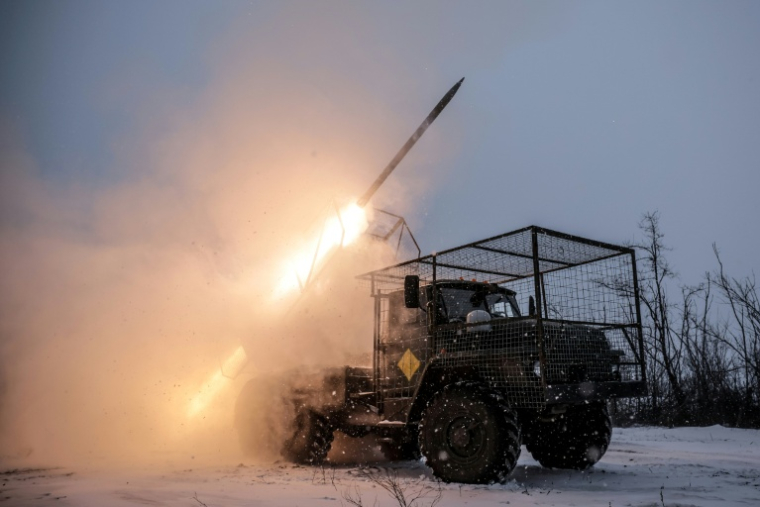 Photo d'un lance-roquettes multiple ukrainien ouvrant le feu sur une position russe dans la région de Donetsk, transmise par l'armée ukrainienne, prise le 24 janvier 2026 ( 24th Mechanized Brigade of Ukrainian Armed Forces / OLEG PETRASIUK )