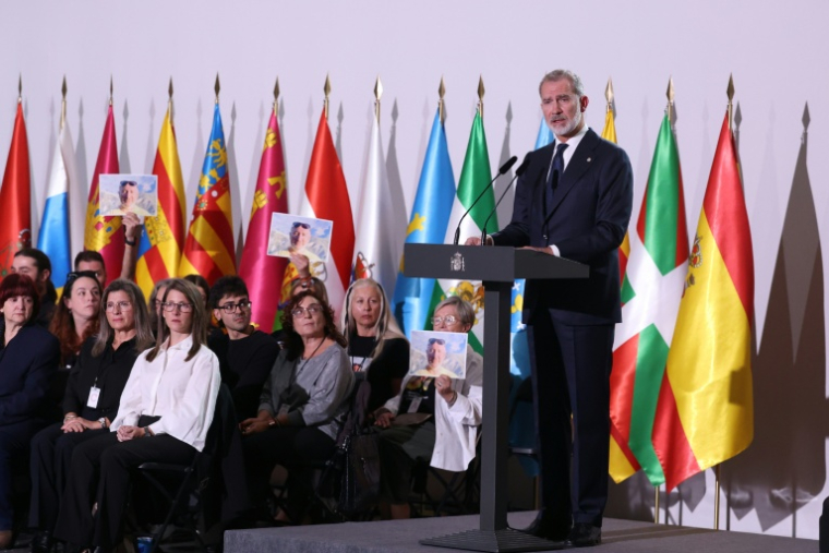 Le roi d'Espagne Felipe VI s'exprime le 29 octobre 2025 à Valence devant les familles des victimes, un an après les inondations meurtrières dans cette région ( AFP / Oscar DEL POZO )