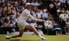 Le N.1 mondial Jannik Sinner en finale de Wimbledon contre le N.2 Carlos Alcaraz le 13 juillet 2025 à Londres ( AFP / HENRY NICHOLLS )
