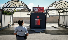 La police de l'environnement inspecte une station de lavage automobile à Saint-Quentin-en-Yvelines, près de Paris, le 5 août 2022 ( AFP / ALAIN JOCARD )
