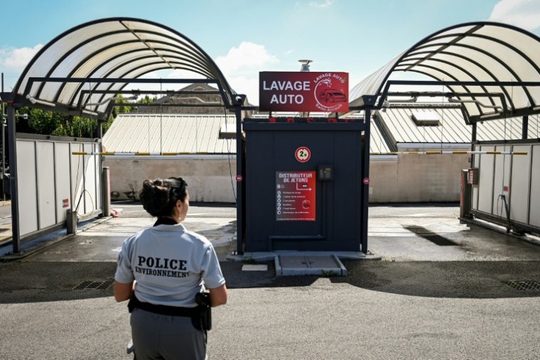 La police de l'environnement inspecte une station de lavage automobile à Saint-Quentin-en-Yvelines, près de Paris, le 5 août 2022 ( AFP / ALAIN JOCARD )