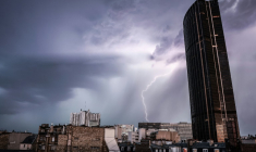 Un éclair dans un ciel d'orage près de la Tour Montparnasse à Paris, le 25 juin 2025 ( AFP / Thibaud MORITZ )