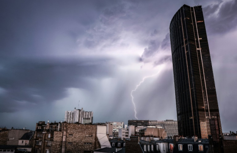 Un éclair dans un ciel d'orage près de la Tour Montparnasse à Paris, le 25 juin 2025 ( AFP / Thibaud MORITZ )
