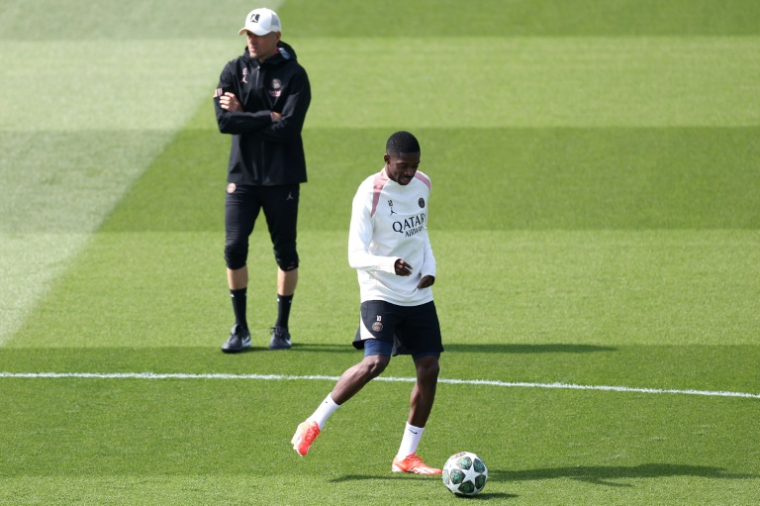 L'attaquant du Paris SG Ousmane Dembélé (à droite) avec l'entraîneur Luis Enrique lors d'un entraînement au Campus PSG de Poissy, le 6 mai 2025 ( AFP / FRANCK FIFE )
