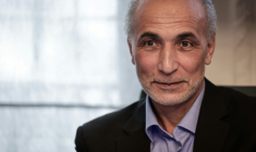 L'islamologue Tariq Ramadan s’exprime lors d’une conférence de presse le 30 septembre 2025 à Paris ( AFP / STEPHANE DE SAKUTIN )