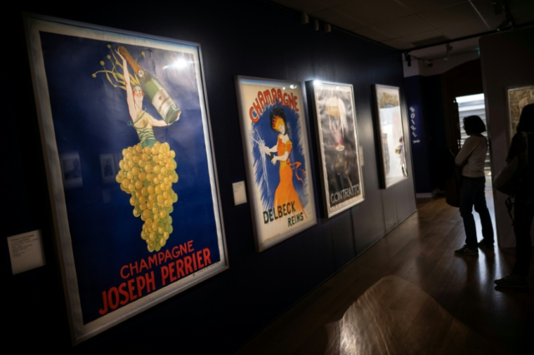 Des affiches de l'exposition "Ivresse" au Musée des Arts Précieux Paul Dupuy, le 17 avril 2026 à Toulouse ( AFP / Lionel BONAVENTURE )