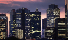 L'horizon avec ses immeubles de bureaux et le quartier bancaire sont photographiés au coucher du soleil à Francfort