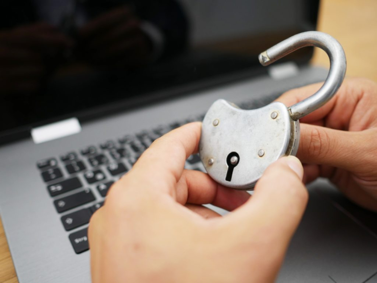 Les arnaques et détournements en ligne ou par piratage peuvent rapporter plusieurs dizaines de milliers d'euros à leurs auteurs. Photo d'illustration. (Schluesseldienst / Pixabay)