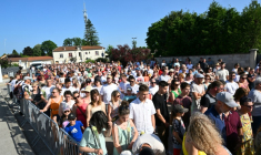 Des personnes rassemblées devant le collège Françoise Dolto participent à une marche silencieuse en hommage à la surveillante assassinée par un élève, le 13 juin 2025 à Nogent, en Haute-Marne ( AFP / FRANCOIS NASCIMBENI )