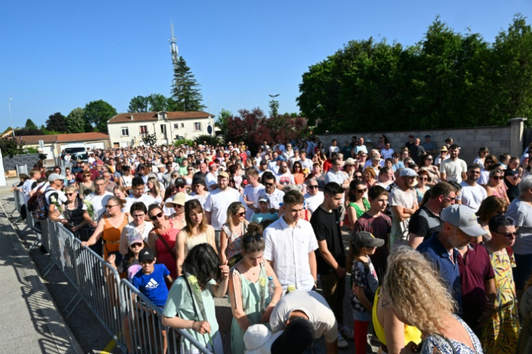 Des personnes rassemblées devant le collège Françoise Dolto participent à une marche silencieuse en hommage à la surveillante assassinée par un élève, le 13 juin 2025 à Nogent, en Haute-Marne ( AFP / FRANCOIS NASCIMBENI )