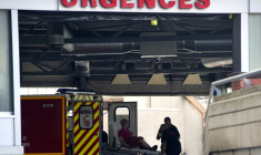 Des malaises, de l'inquiétude, des demandes de conseils... la canicule a fait grimper nettement les appels au 15, mais les afflux de patients dans les services d'urgences sont plutôt attendus dans les jours à venir ( AFP / PASCAL PAVANI )