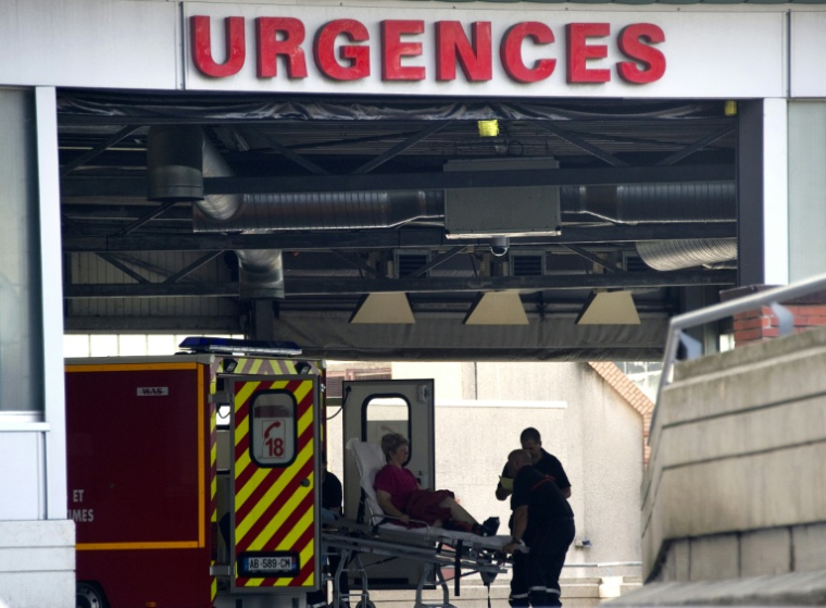 Des malaises, de l'inquiétude, des demandes de conseils... la canicule a fait grimper nettement les appels au 15, mais les afflux de patients dans les services d'urgences sont plutôt attendus dans les jours à venir ( AFP / PASCAL PAVANI )