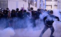 Des manifestants au milieu des gaz lacrymogènes, le 18 septembre 2025 à Marseille, lors d'une journée de grèves et de manifestations nationales à l'appel des syndicats contre le budget de la France ( AFP / Miguel MEDINA )