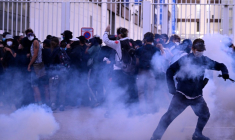 Des manifestants au milieu des gaz lacrymogènes, le 18 septembre 2025 à Marseille, lors d'une journée de grèves et de manifestations nationales à l'appel des syndicats contre le budget de la France ( AFP / Miguel MEDINA )