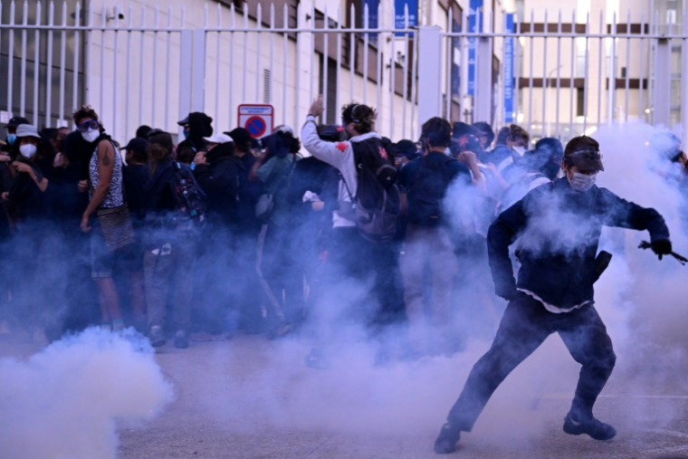 Des manifestants tentent de bloquer une route à Marseille, lors d'une journée de grève et de mobilisation, le 18 septembre 2025 ( AFP / Miguel MEDINA )