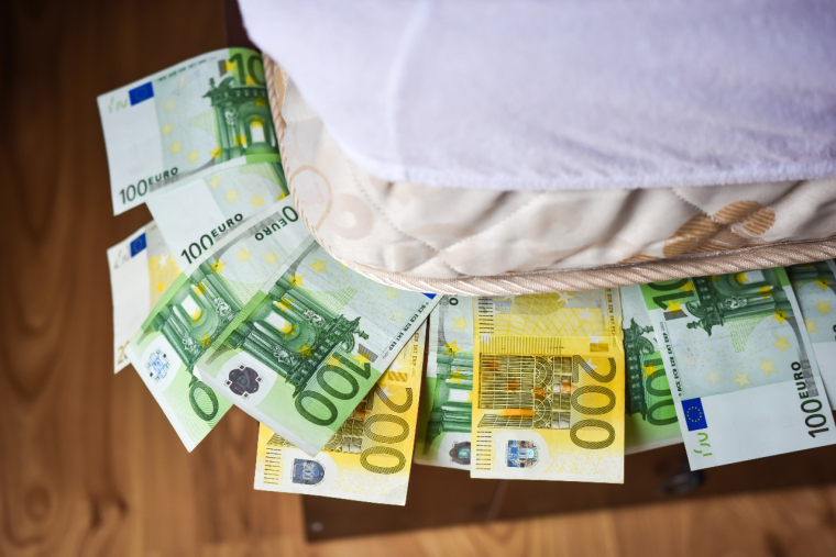 Dans le portefeuille, une cachette ou un coffre-fort, beaucoup de Français choisissent de garder de l'argent liquide chez eux. © IoaBal - stock.adobe.com