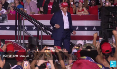 Présidentielle américaine : face à la presse, un Biden batailleur et gaffeur