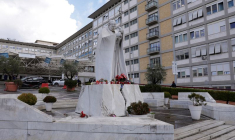 Une statue de Jean-Paul II devant l'hôpital Gemelli où le pape François est allé poursuivre son traitement pour une bronchite persistante