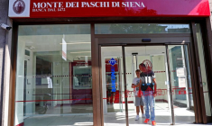 Des personnes sont vues à l'intérieur d'une banque Monte dei Paschi di Siena à Rome
