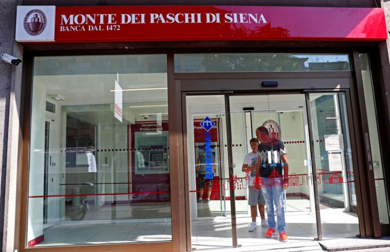 Des personnes sont vues à l'intérieur d'une banque Monte dei Paschi di Siena à Rome