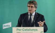 Le leader indépendantiste catalan Carles Puigdemontlors d'une conférence de presse à Perpignan, après une réunion extraordinaire de la direction de son parti, Junts per Catalunya (JxCat), le 27 octobre 2025 dans le sud de la France ( AFP / Ed JONES )