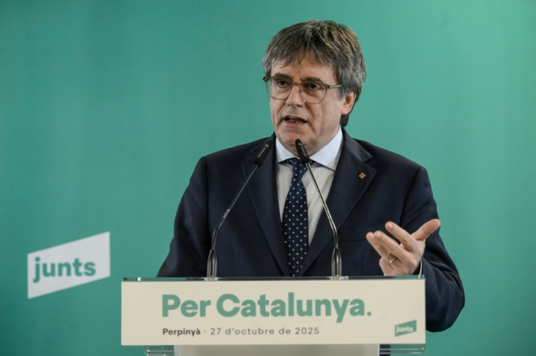 Le leader indépendantiste catalan Carles Puigdemontlors d'une conférence de presse à Perpignan, après une réunion extraordinaire de la direction de son parti, Junts per Catalunya (JxCat), le 27 octobre 2025 dans le sud de la France ( AFP / Ed JONES )
