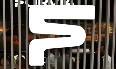 'équipementier automobile français Forvia, en difficulté depuis plusieurs années, a annoncé lundi la vente de sa division d'aménagements intérieurs au gestionnaire d'actifs américain Apollo ( AFP / Tobias SCHWARZ )