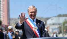 Le nouveau président du Chili, José Antonio Kast, salue la foule après son investiture, le 11 mars 2026 à Valparaiso ( AFP / Javier TORRES )