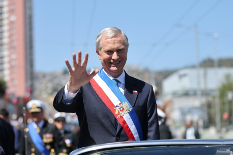 Le nouveau président du Chili, José Antonio Kast, salue la foule après son investiture, le 11 mars 2026 à Valparaiso ( AFP / Javier TORRES )