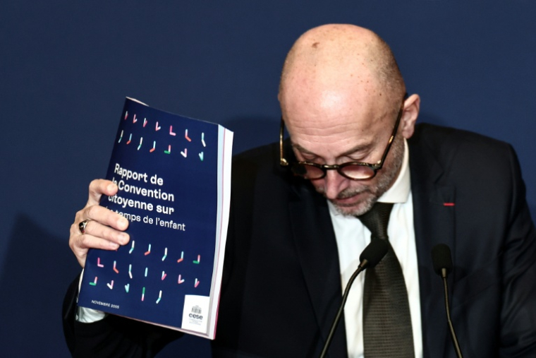 Le président du Conseil économique, social et environnemental, Thierry Beaudet, présente le rapport de la convention citoyenne sur le temps de l'enfant, à Paris, le 23 novembre 2025 ( AFP / Thibaud MORITZ )