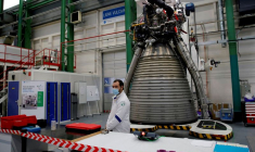 Un employé d'Ariane Group devant le moteur Vulcain 2.1 d'une fusée Ariane 6, à Vernon