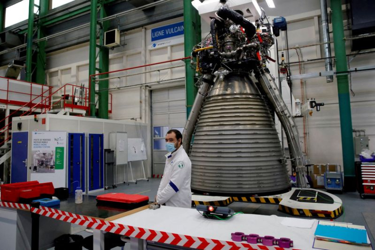 Un employé d'Ariane Group devant le moteur Vulcain 2.1 d'une fusée Ariane 6, à Vernon