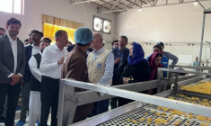 Des hauts responsables de l'ONU visitent une usine en Afghanistan où travaillent des rapatriés