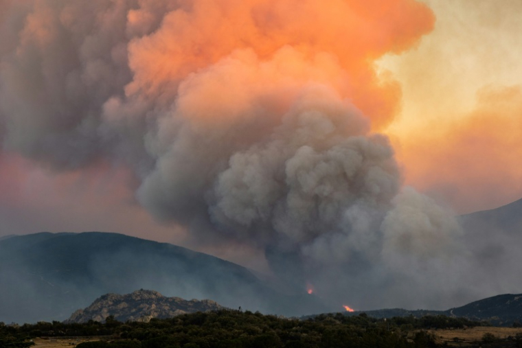 Un nuage de fumée provenant d’un incendie de forêt qui ravage la région des Aspres, vu depuis Montalba-le-Château, dans le département des Pyrénées-Orientales, le 5 juillet 2026 ( AFP / Jc Milhet )