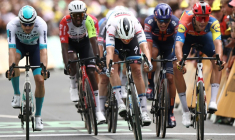 Le Belge Tim Merlier, en blanc au centre, remporte le sprint massif à l'arrivée de la 3e étape du Tour de France, le 7 juillet 2025 à Dunkerque ( AFP / Anne-Christine POUJOULAT )