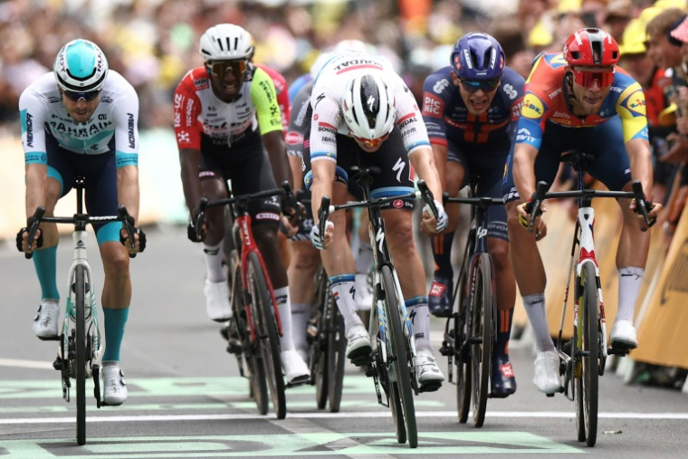 Le Belge Tim Merlier, en blanc au centre, remporte le sprint massif à l'arrivée de la 3e étape du Tour de France, le 7 juillet 2025 à Dunkerque ( AFP / Anne-Christine POUJOULAT )
