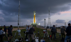 Des photographes installent des caméras à distance de la fusée SLS Artemis 2 de la Nasa et du vaisseau spatial Orion sur le pas de tir 39B du Centre spatial Kennedy, le 31 mars 2026 à Cap Canaveral, en Floride ( AFP / Jim WATSON )