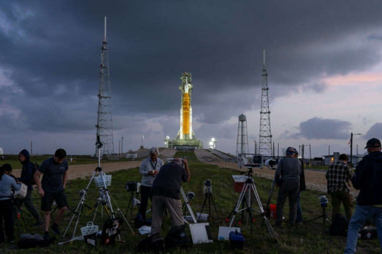 Des photographes installent des caméras à distance de la fusée SLS Artemis 2 de la Nasa et du vaisseau spatial Orion sur le pas de tir 39B du Centre spatial Kennedy, le 31 mars 2026 à Cap Canaveral, en Floride ( AFP / Jim WATSON )