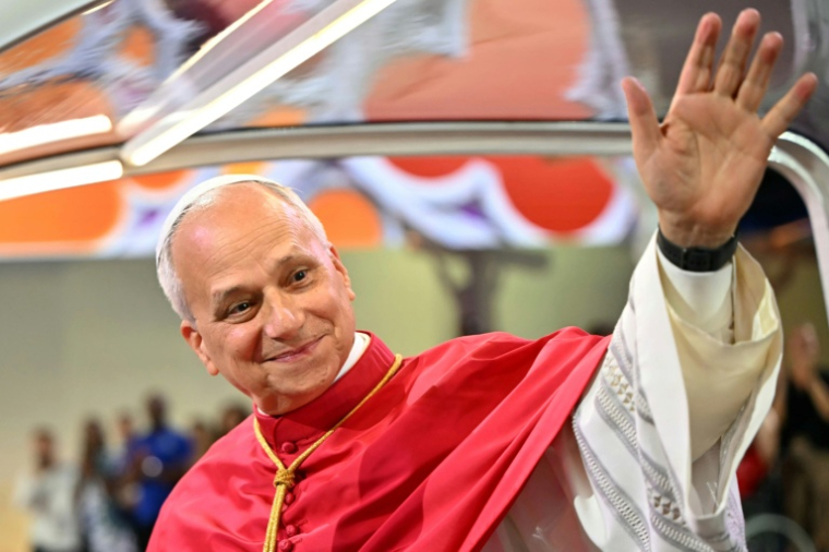 Le pape Léon XIV arrive au Stade de France dans sa papamobile le 25 septembre 2026 à Saint-Denis, près de Paris ( AFP / LOU BENOIST )