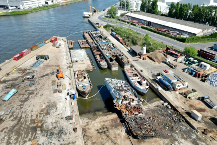 Vue aérienne du chantier Galloo de démantèlement de bateaux à Gand, en Belgique, le 29 avril 2025 ( AFP / Nicolas TUCAT )