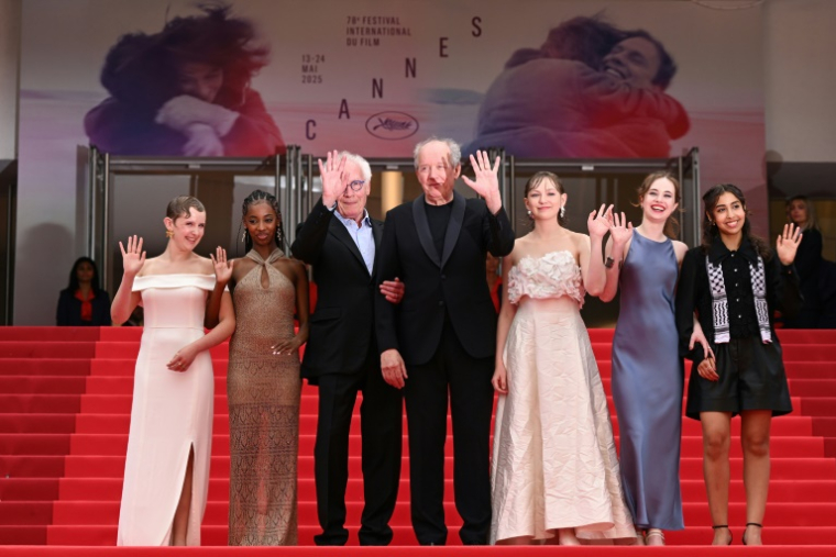 Les réalisateurs belges Jean-Pierre et Luc Dardenne, et les actrices de "Jeunes mères" avant la projection du film au 78e Festival de Cannes, le 23 mai 2025 ( AFP / Miguel MEDINA )