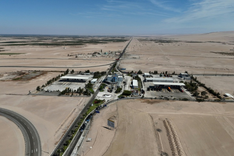 Vue aérienne du poste frontière avec le Chili, à Santa Rosa, au Pérou, le 30 novembre 2025 ( AFP / RODRIGO ARANGUA )