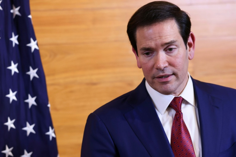 Le secrétaire d'État américain Marco Rubio s'adresse aux journalistes avant de rentrer à Washington après des réunions avec les dirigeants de la Communauté caribéenne (Caricom), à l'aéroport international de Basseterre, à Saint-Kitts-et-Nevis, le 25 février 2026. ( POOL / Jonathan Ernst )