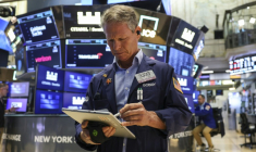 Un opérateur à la Bourse de New York le 27 mai 2026 ( AFP / ANGELA WEISS )