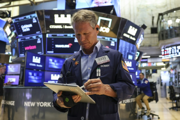 Un opérateur à la Bourse de New York le 27 mai 2026 ( AFP / ANGELA WEISS )