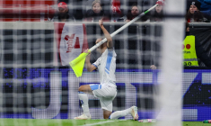Il joue avec le poteau de corner... puis plombe son équipe