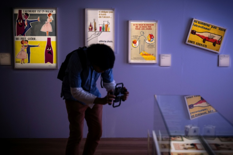 Des affiches de l'exposition "Ivresse" au Musée des Arts Précieux Paul Dupuy, le 17 avril 2026 à Toulouse ( AFP / Lionel BONAVENTURE )
