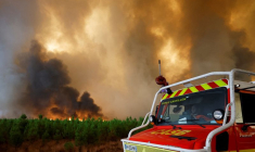 FRANCE: L'INCENDIE EN GIRONDE CONTINUE DE PROGRESSER, BORNE ET DARMANIN ATTENDUS SUR PLACE